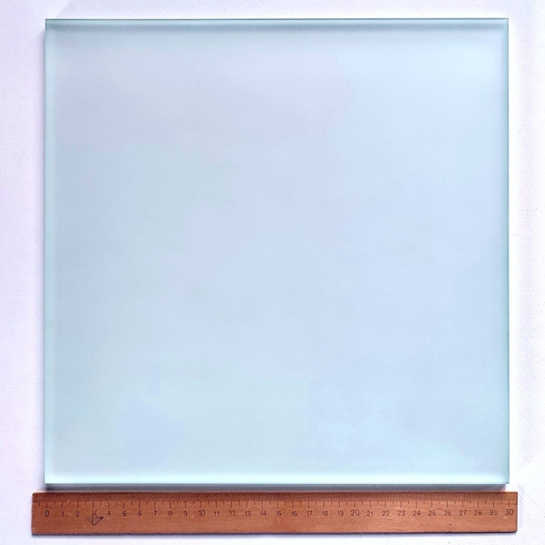 Стекло 30х30  растирание порошка пигментов